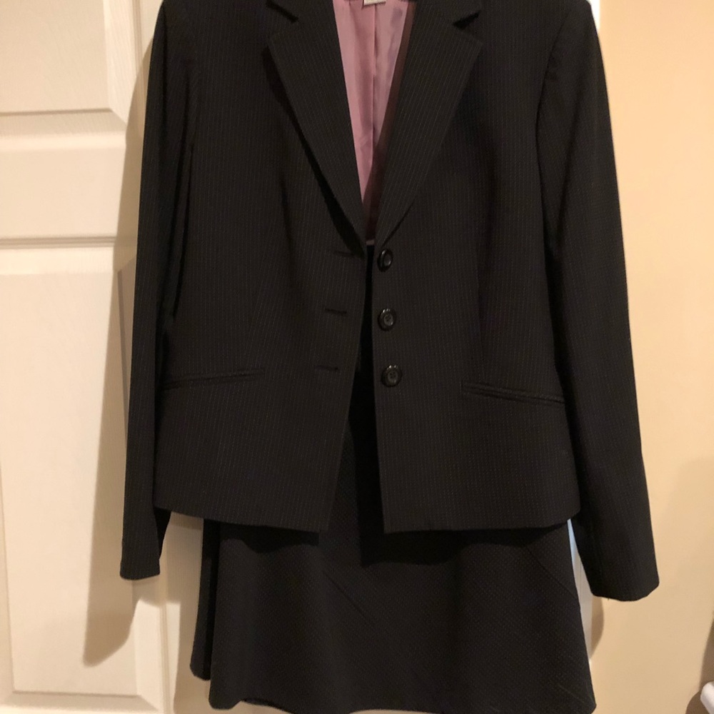 Jones New York 2-piece skirt suit, Size 10, Black with pink dots.